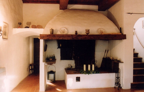 Alter toskanischer Kamin im Eingangsbereich